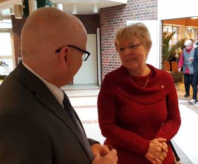 Schirmherrin der Veranstaltung Jutta Kaddatz im Gesprch mit dem Schnefelder Brgermeister Hentschel.