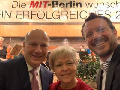 Rainer Welz (re), Jutta Kaddatz und Dr. Jan-Marco Luzcak vor dem Orchester